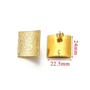 Détails des boucles d'oreilles dorées carrées texturées avec dos poli brillant