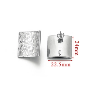Vue détaillée de boucles d'oreilles carrées avec texture martelée mesurant 24mm par 22,5mm