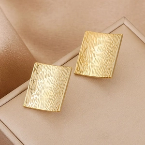 Boucles d'oreilles carrées dorées de style français avec texture en métal brossé