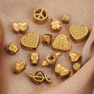 Vintage gouden hart hangers op champagne zijde voor DIY sieraden maken