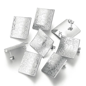 Boucles d'oreilles carrées dorées à texture géométrique française avec finition martelée
