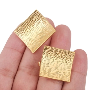 Boucles d'oreilles dorées carrées de style français avec texture martelée