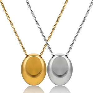 Pendenti a goccia lucidi in oro e argento su catene minimaliste con sfondo bianco pulito