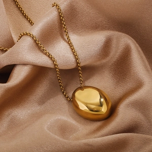 Collana minimalista con ciondolo a goccia dorata e finitura metallica a specchio