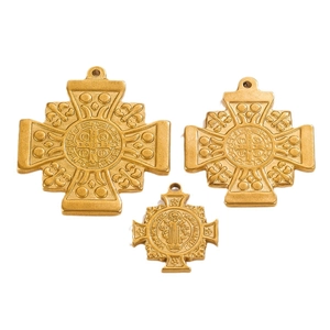 Tres colgantes medalla de San Benito en oro de varios tamaños para joyería religiosa