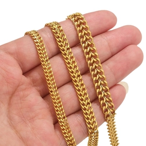 Klassische 18K vergoldete Edelstahl Franco-Kette, in der Hand gehalten für Texturdetails