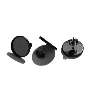 Makro-Detail des mattschwarzen DIY-Ohrsteckerrohlings mit Stift und Schmetterlingsverschluss