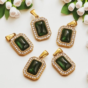Elegantes colgantes rectangulares verde esmeralda con halo de circón blanco en metal dorado
