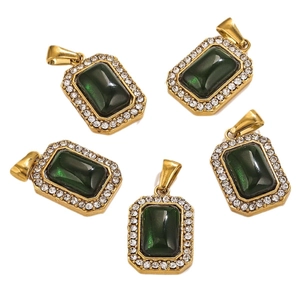 Set de cinco collares de acero dorado con colgantes de cristal verde corte esmeralda