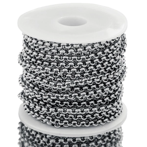 Rolle aus poliertem silbernem Edelstahl Rolo-Kette für DIY-Schmuck auf weißer Spule