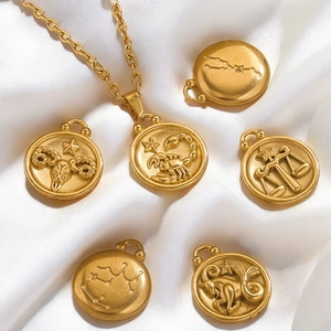 Σετ κολιέ με μενταγιόν ζώδια 18K επιχρυσωμένο σε λευκό μεταξωτό φόντο