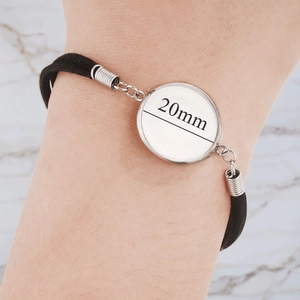Detail der 20mm Edelstahl-Fassung an schwarzer Kordel für DIY-Schmuck-Anhänger