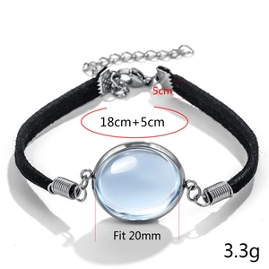 Detail eines 20-mm-Armbands mit blauem Edelstein und schwarzem Samtarmband