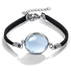 Verstellbares schwarzes Samtarmband mit einem hellblauen Cabochon-Anhänger aus Glas