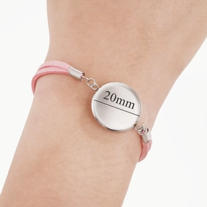 Detail von pinkem Wildlederarmband mit 20mm runder Edelstahlfassung zum Selbermachen