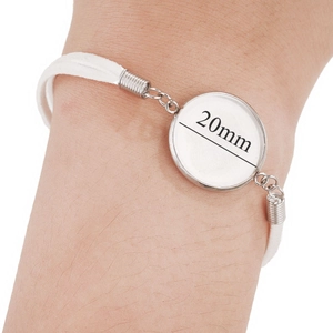 Detailansicht der 20mm silbernen Metallfassung an einem weißen DIY-Kordelarmband