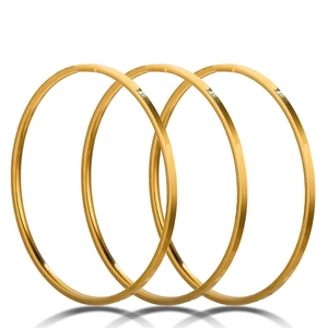 Vista dettagliata di tre bracciali minimalisti in acciaio inossidabile placcati oro 18K