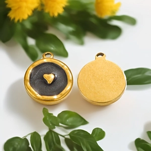 Dettaglio del ciondolo a cuore placcato oro 18K con smalto nero e cuore in rilievo