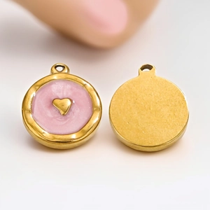 Ciondolo a cuore placcato oro 18K con smalto rosa per creazione di collane e gioielli