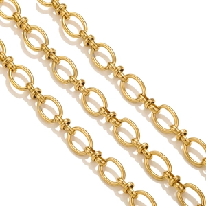Makrodetail einer goldenen Kette im Industriestil mit ovalen Gliedern und Zylinderstücken