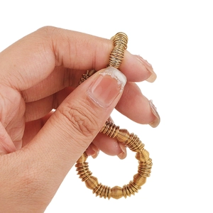 Bracciale regolabile in acciaio al titanio dorato a forma di C con design a spirale