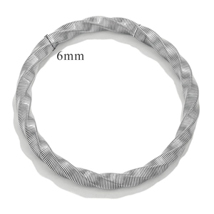 Vista macro del bracciale in acciaio argento 6mm con dettagli a trama a spirale