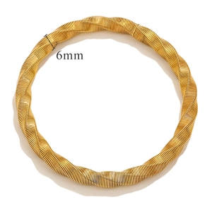 Dettaglio del bracciale a fascia dorato da 6mm in acciaio inossidabile con trama intrecciata