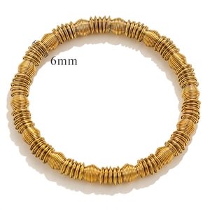 Dettaglio del bracciale a maglia in acciaio dorato 6mm con design a bobina industriale