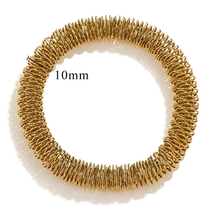 Dettaglio del bracciale a molla in acciaio inossidabile placcato oro da 10mm