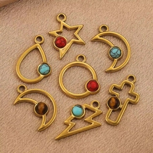 Pendentifs géométriques en acier inoxydable doré sertis d'œil de tigre et turquoise