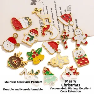 Detailansicht verschiedener bunter Emaille-Weihnachtsanhänger aus vergoldetem Edelstahl