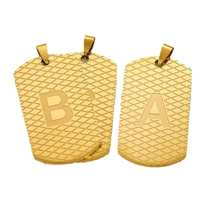 Halskette aus Gold-Titanstahl mit Dog-Tag-Anhänger, Rautenmuster und Buchstaben