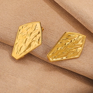 Orecchini geometrici in acciaio placcato oro 18K con trama martellata su seta