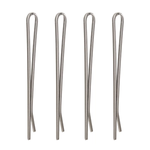 Lot de quatre épingles à cheveux en acier inoxydable argenté sur fond blanc pur