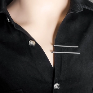 Barrettes minimalistes en acier inoxydable argenté sur un tissu en coton noir