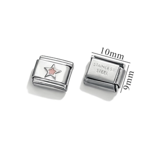 Dettaglio di un charm italiano da 9mm con stella rosa e retro inciso in acciaio inox