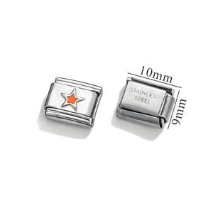 Vista macro di una maglia per bracciale in acciaio inox da 10mm con stella arancione