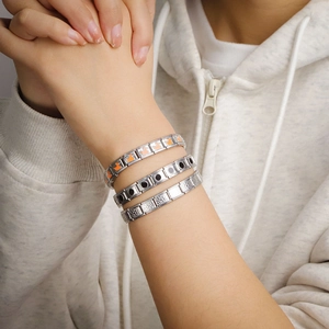 Bracciale componibile italiano in acciaio inossidabile con anatra arancione e martellato