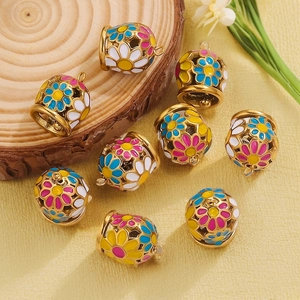 Colgantes de campana con flores de esmalte dorado para creación de joyas DIY