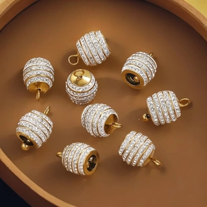 Colgantes de acero dorado esmaltado con pedrería para la creación de joyas hechas a mano