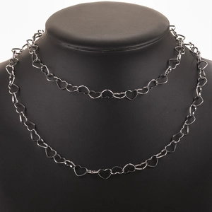 Polierte silberne Herzgliederkette an einem schwarzen Halsmodell für Damen Schmuck