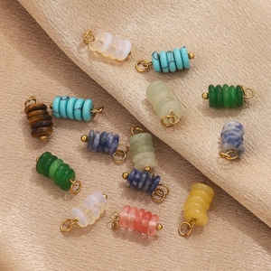 Detailansicht bunter Naturstein-Zylinderanhänger mit goldenen Metallkappen für Schmuck