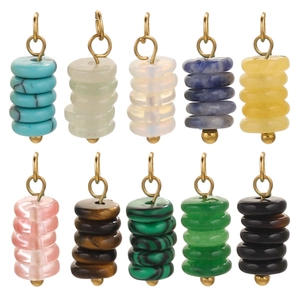 Detailliertes Set aus 10 bunten Naturstein-Abakusperlen mit goldenen Metallhaken