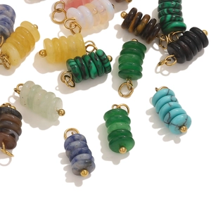Nahaufnahme von bunten Halbedelstein-Trommelperlen für DIY-Schmuck und Armbänder