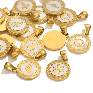 Vue macro détaillée de pendentifs en acier inoxydable 18K avec divers motifs en nacre
