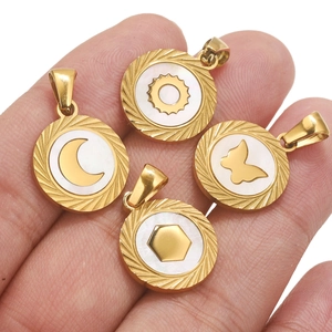 Détails de quatre pendentifs en acier inoxydable doré avec incrustations de nacre naturelle