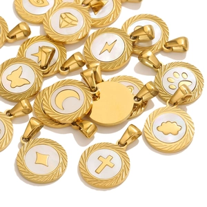 Colliers en acier plaqué or 18 carats avec pendentifs en nacre aux motifs variés