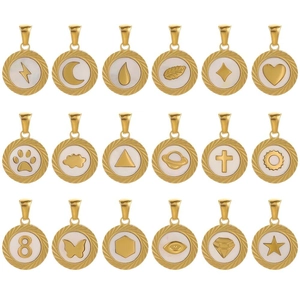 Lot de 18 pendentifs en nacre et acier inoxydable doré 18 carats aux motifs variés
