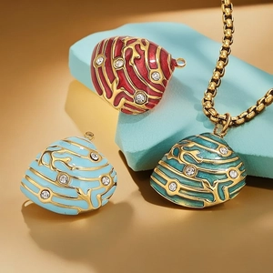 Détail de pendentifs coquillages en émail coloré avec strass et chaînes dorées