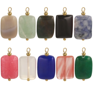 Vista macro de 10 colgantes rectangulares de piedra natural con aros de oro de 18K